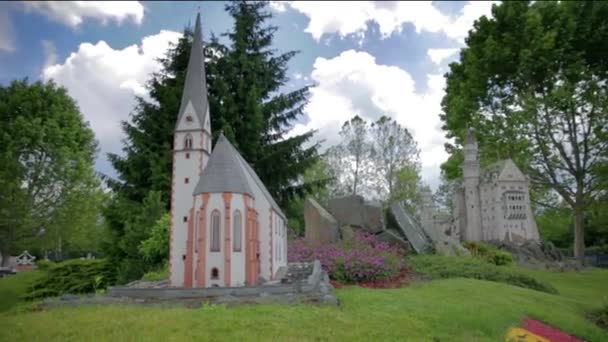 Modelle der Kirche von Heiligenblut und Schloss Neuschwanstein — Stockvideo