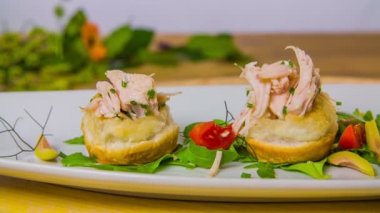 Küçük dolgu ekmek tavuk göğsü ile