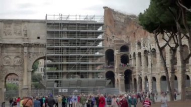 Kalabalık saatte Roma'da Colosseum
