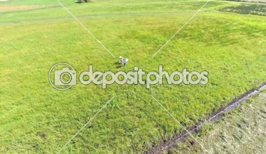 İki çocuk bir çim sahada çalışan