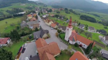 Kuşlar köyün üzerinde uçarlar.