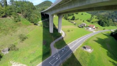 Köprü ve otoyol yolu altında otoyol