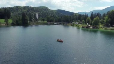 Gölde bir teknenin Ariel ateş