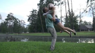 Etrafında dönen Romantik Çift