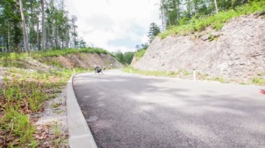Longboard patenci yarışın ortasında durur