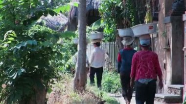 Bali dili insanlar ile boş sepet