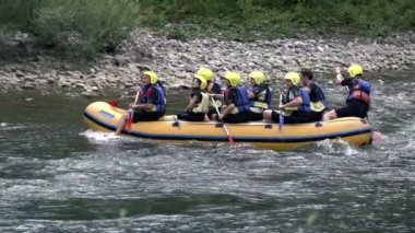 Hızlı tehlikeli Nehri'nde rafting ekibi
