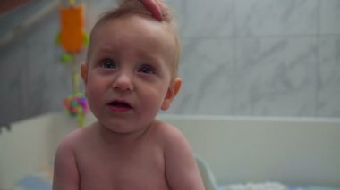 çocuk iken annesinin kafasını banyodan sonra kurur.