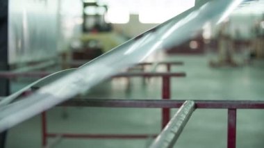 Büyük metal parçası çalışan asansörler