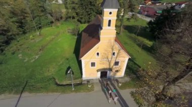 İnsanlar küçük Katolik kiliseye giriyor