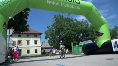 Bitiş çizgisinden bisikletçi sürücü