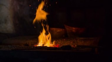 Erken modern dönemde demirci dükkanında ateş