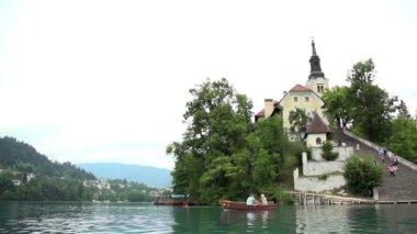 Bir tekne Gölde yüzen Çift