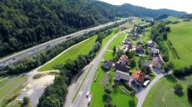 Bir vadide bir otoyol yolu havadan ateş
