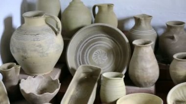 vintage tencere yerde yatan