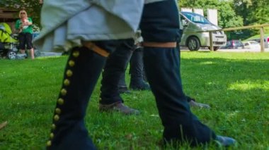 Bir ortaçağ Fransız askerlerinin bir yürüyüş sunumu