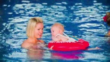 Yeni doğan çocuk yükselen anne