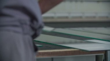 Büyük parça cam kesme makinesi koyarak