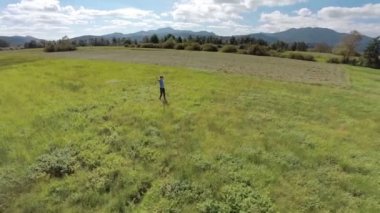 Ücretsiz duygu bir çim alan adam