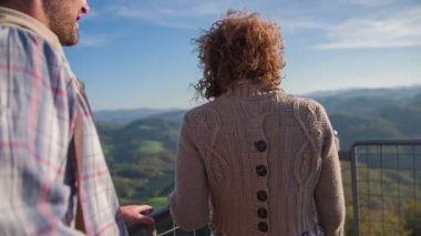 Etrafa çift ve güzel manzarası