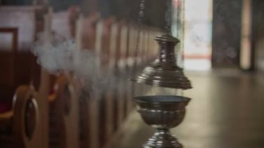 Bir çift sigara ritüel ortasında varış