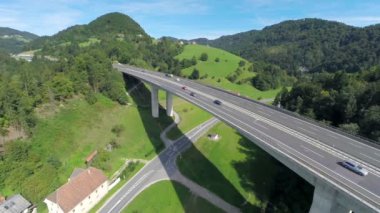 Bir otoyol yolu büyük köprü