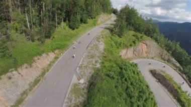 Tepeden aşağı kaykaylara binen insanlar