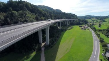Bir karayolu yolu büyük inşaat köprüsü