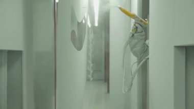 Adam büyük plastik veya metal parçalar püskürtme