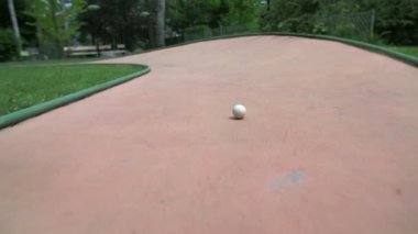 golf top yolda inişli çıkışlı