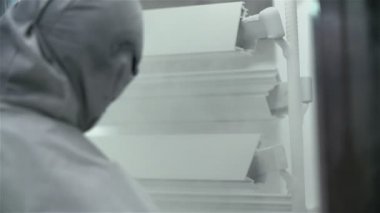 Kişi öğeleri ağır çekimde püskürtme