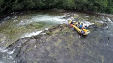 Kanyonda nehir kayaları etrafında rafting