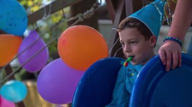 çocuk doğum günü partisi üzerinde slayt aşağı kayar