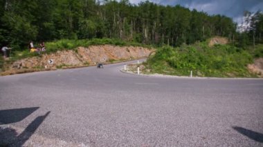 Keskin bir dönüş longboard paten
