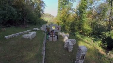 İnsanların ortasında kale Harabeleri