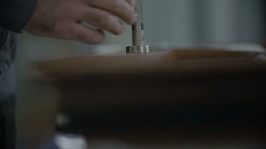 Anahtar kilide anahtarları ekleme