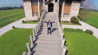 Adam kaldırdı elleriyle kilisenin önünde duruyor