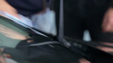 Araba ön pencere dar adam