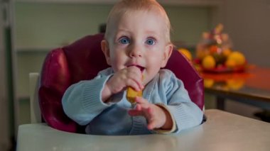 Sadece doğan çocuk bisküvi yemek