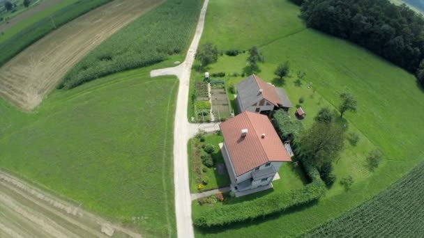 田舎の家の上空で空中飛行 — ストック動画