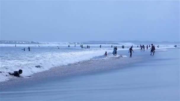 Местные жители вниз по пляжу — стоковое видео