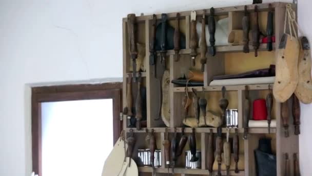 Boîte en bois vintage pleine d'outils historiques — Video