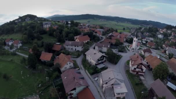 Tiro aéreo da aldeia no pôr do sol de verão — Vídeo de Stock