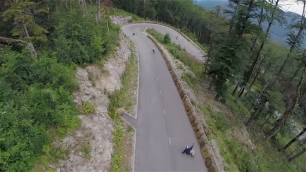 Longboard rijders versnellen de weg — Stockvideo