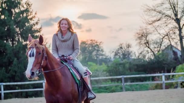 Frau reitet Pferd auf einer Ranch — Stockvideo