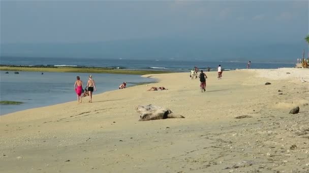 Sea on Bali beach and some people — Stock Video