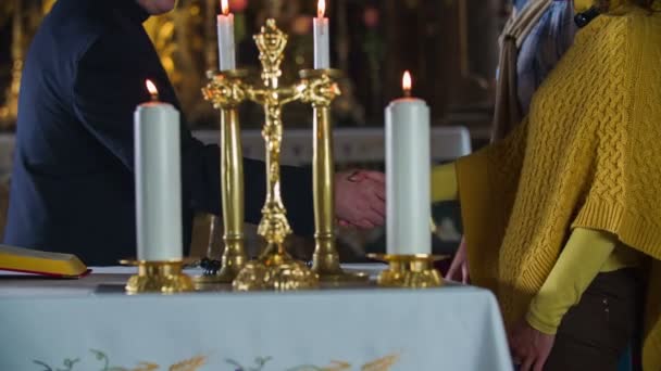 Treffen mit dem Priester am Altar — Stockvideo