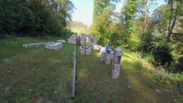 Coureur sautant autour quand le couple entre dans les ruines — Video