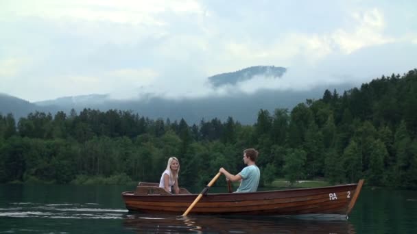 Paar schwimmt im Boot auf dem See — Stockvideo