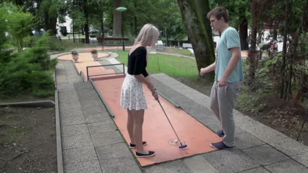 Pareja jugando mini golf — Vídeos de Stock